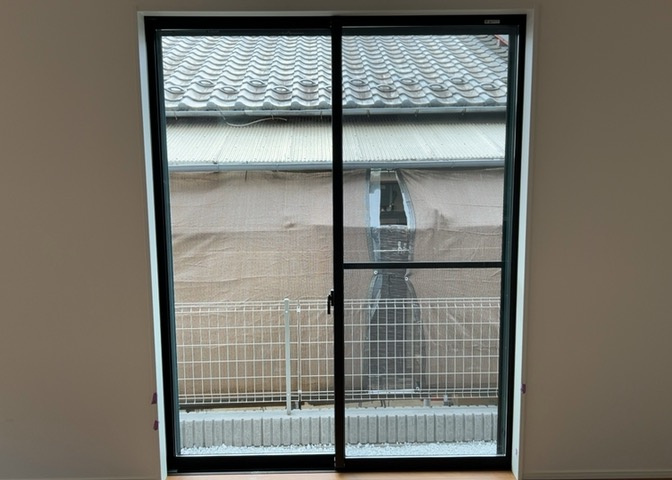サッシとは、ガラス窓に使用される金属製の窓枠のことです。一般的に住宅建築では、金属製建具工事の段階で備え付けるもので、ガラス類や玄関、バスルームのスチール製のドアなどと同じタイミングで工事を行います。