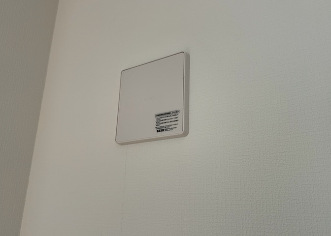 1日中建物内の換気が行われるように設計された仕組みです。気密性の高い住宅は、家に籠った空気でシックハウス症候群になる可能性がありますが、24時間換気システムであれば計画的な換気で対策が可能です。