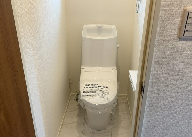 トイレは大きさや形、機能、抗菌性などが異なる多種多彩なタイプが各メーカーから出ています。それぞれに良さがあるため、事前にどういったタイプのトイレがいいのかをご家庭内で決めて、内見に行くといいでしょう。