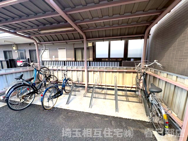 駐輪場/有　　屋外：1住戸につき1台可(無償)　屋内：1住戸につき原則1台(500円/月)