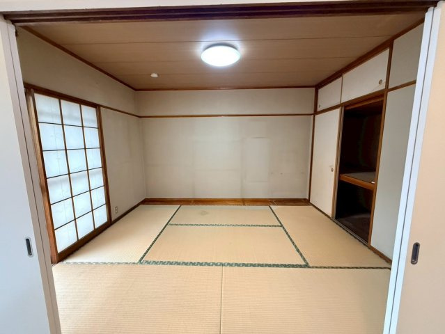 南面バルコニーに面した明るい6帖和室、LDK隣接で使い勝手良好。押入収納付きで便利です