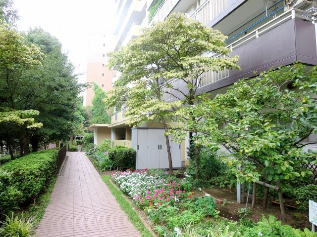 緑が溢れるマンション1階の植栽
