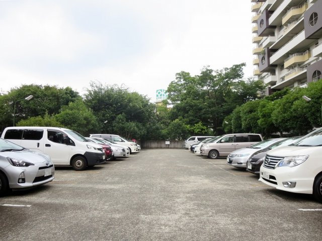 物件に隣接する2階建ての敷地内駐車場