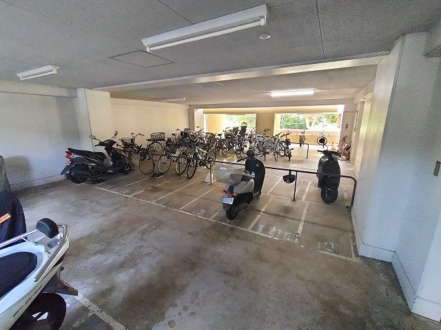 バイク置場、駐輪場は屋内で雨風しのげて安心です