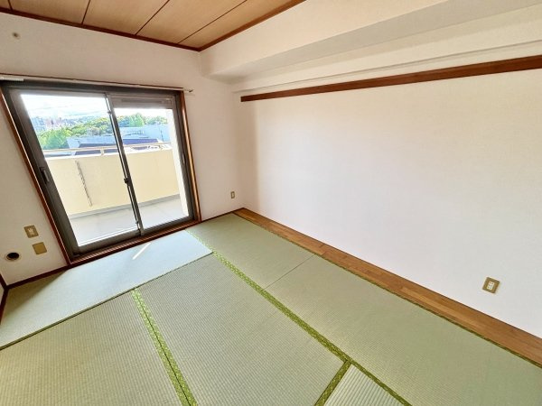 南面の明るい和室部分（約6.8帖、押入付）
