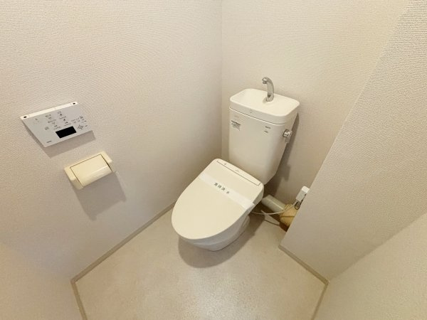 綺麗にお使いの広々としたトイレ部分