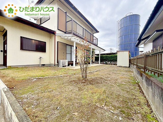 日当たりの良い広い庭。友人や親せきが集まってＢＢＱをしたり、ペットと遊んだり。　一戸建てならではの楽しさが広がります(*^-^*)