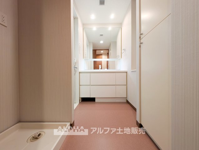【Laundry　space】　◆ランドリースペース◆洗濯機まわりにゆとりのある設計で、家事動線もスムーズ。浴室換気乾燥機を備えているため、天候を気にせず洗濯ができ、毎日の家事負担を軽減してくれます。