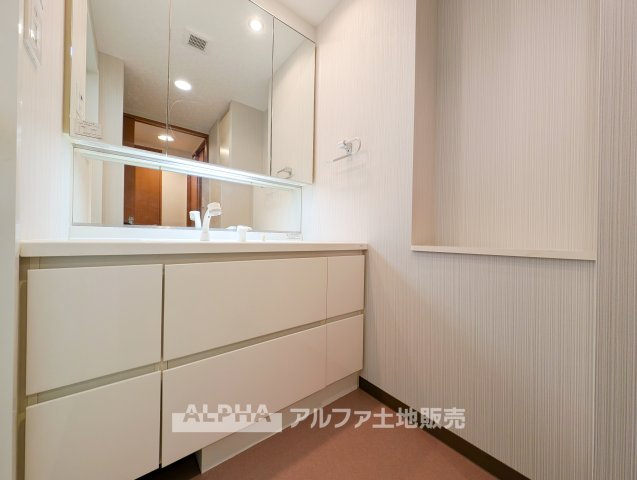 【Powder　room】　◆独立洗面台◆朝の身支度や帰宅後の手洗いも快適に行える独立洗面台。収納スペースも備えており、洗面用品をすっきり整理できる使い勝手の良い空間です。