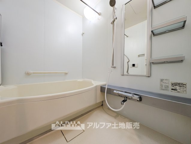 【Bath　room】　◆バスルーム◆一日の疲れをゆっくり癒せる落ち着いたバスルーム。浴室乾燥機付きで天候を気にせず洗濯でき、毎日の暮らしにも便利な空間です。