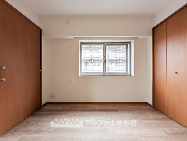 【bright　room】　◆明るさを感じる洋室◆やわらかな光が室内に広がり、日中も快適に過ごせる一室。プライベート空間として落ち着いた時間を過ごせます。