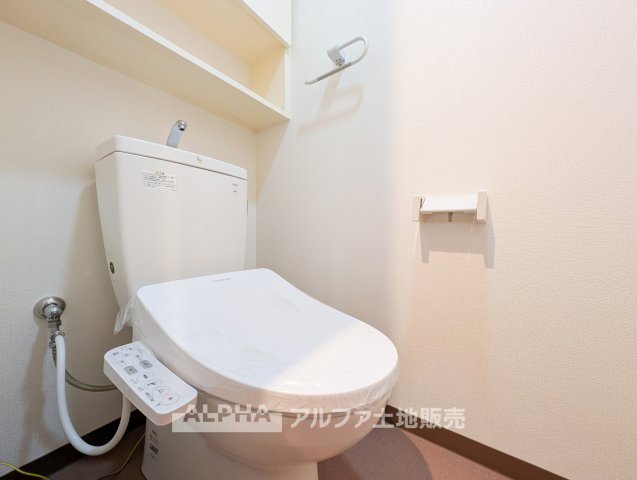 【Warm　water　flush　toilet】　◆温水洗浄便座付きトイレ◆お掃除も楽々。快適に過ごすためには今や欠かせない設備の一つです。壁掛けリモコンで使いやすくいつでも清潔に保てます。