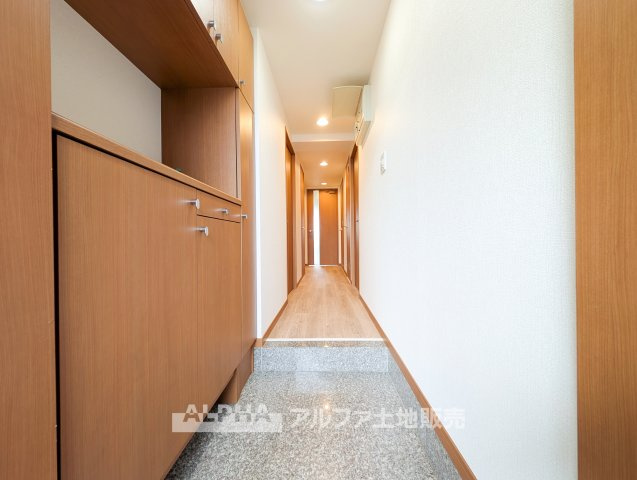 【Welcome　Space】　◆玄関◆帰宅時にほっとできる、穏やかな空気感の玄関。整った空間が日々の切り替えを自然にサポートし、来客時にも好印象を与えます。