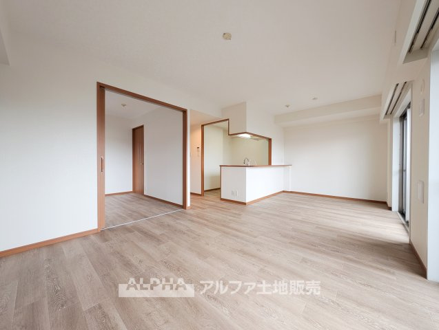 【Daily　Scene】　◆暮らしをつなぐ場所◆　「おはよう」から「おやすみ」まで、一日のさまざまな時間が交差するリビング。家族の何気ない毎日を、心地よく支える空間です。