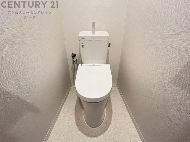 温水洗浄便座付トイレは温水洗浄機能により、暖かい水でおしりを洗浄することができ、冷たい水を使う従来の便座に比べ、温水洗浄機能で暖かいトイレを提供し、快適な使用を可能にします。