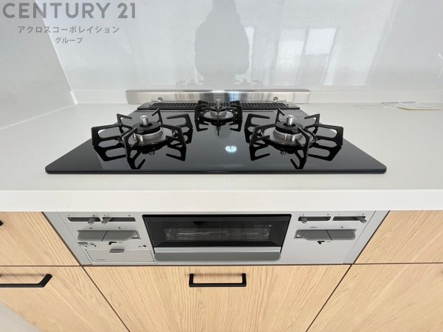 多数の調理器具を同時に使用でき、料理の効率化が可能。省エネで節約になり、様々な料理スタイルに適応できます。また、火力調整が独立しており、手入れや掃除もしやすく、今よりもっとお料理が楽しくなるかも。