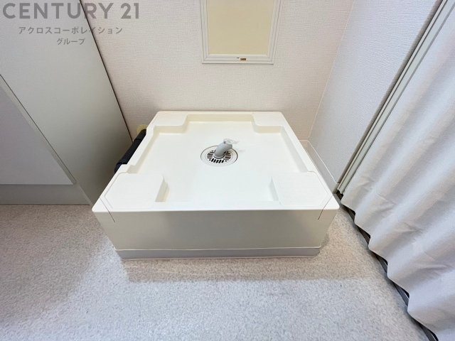 洗濯物の仕分け作業がしやすく、整理整頓が容易になります。洗濯音や湿気を他の部屋に持ち込まず、生活環境を快適に保ちます。上部を活用すれば収納スペースを確保でき洗剤や洗濯用品の整理もしやすくなります。