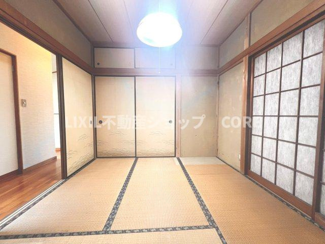 伝統的な日本情緒のある、温かみと落ち着きが感じられる和室です。