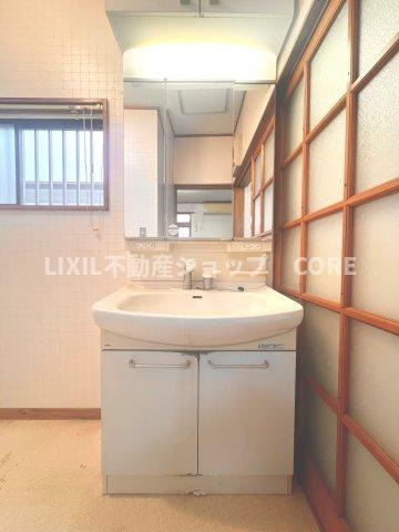 洗面台下部に収納あり、化粧品やティッシュボックス、歯ブラシなどもスッキリ収まりますよ！