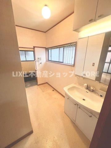 ゆとりの洗面スペースで朝の身支度も快適スムーズに。時間に余裕とゆとりを持たせます。