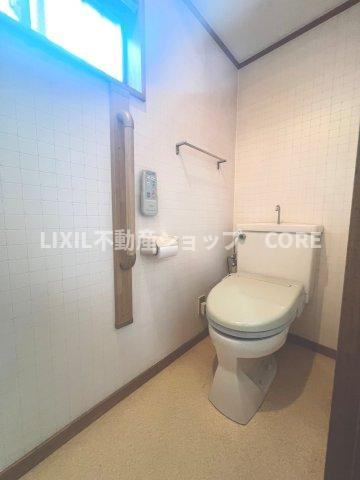 トイレは1階と2階の2か所にございます。手すりもついています。