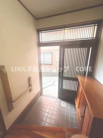 お客様をお迎えする玄関は落ち着いた雰囲気。誇りと喜びを感じる玄関まわりです。