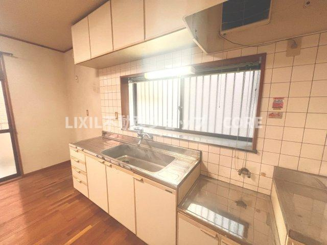 キッチンには窓があるので、換気も充分！気持ちよくお料理ができそうです。