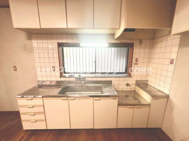 油や調味料はもちろんのこと、ビールや非常食なども収納できるほどの収納スペースを確保しています