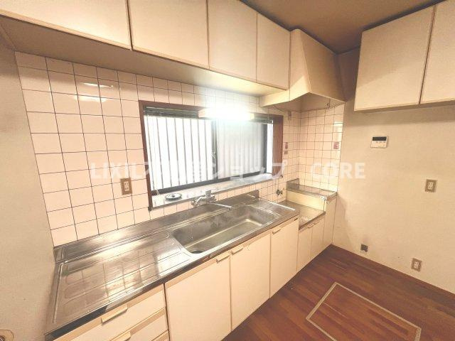 キッチン床部分には床下収納もあるので買い込んだストックや保存食なども保管できて便利。