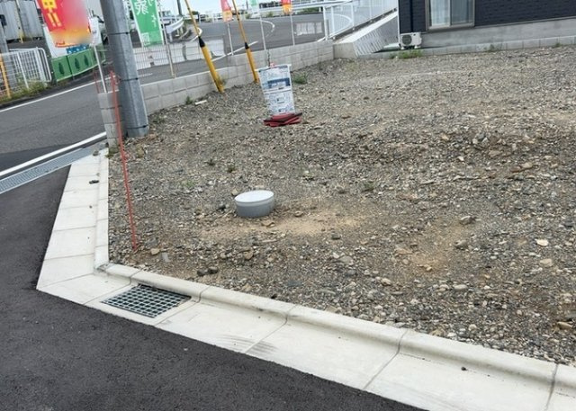 土地の形が極端に長細かったり、狭小地、あるいは道路との高低差がある傾斜地だった場合、後々売ろうとしても買い手がつかない場合もあります。後々、売却することになった時に価値の下がらない土地を選びましょう。