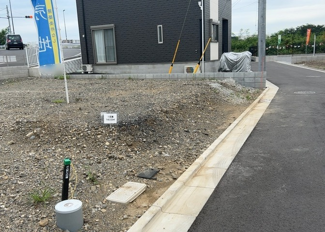土地の面積＝住宅面積ではありません。建ぺい率の問題などで、土地のある場所によって住宅を建てられる面積は限られています。高さもしかり、「土地」という言葉の中には、建築条件も含まれると考えておきましょう。