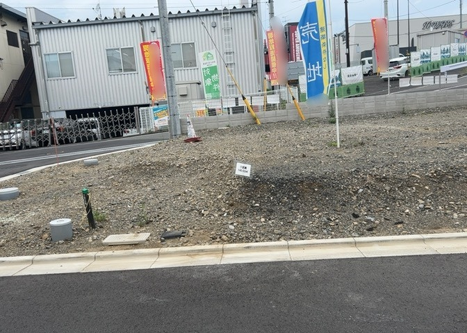 家を建てる場合、方位は要チェックです。現実的に日当たりのよい家ならばリビングは南側、建築基準法でも北側に当たる家への配慮は求められています。土地を見学に行く際は、方位磁針を持って行くようにしましょう。