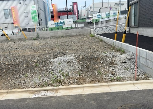 土地を買う際、住む地域の自治体や福祉の補助制度にも注目してみましょう。子供や老人の医療補助やゴミ出しのルールなど、自治体によってルールに大きな違いがあるため、暮らしやすい土地で判断するとよいでしょう。