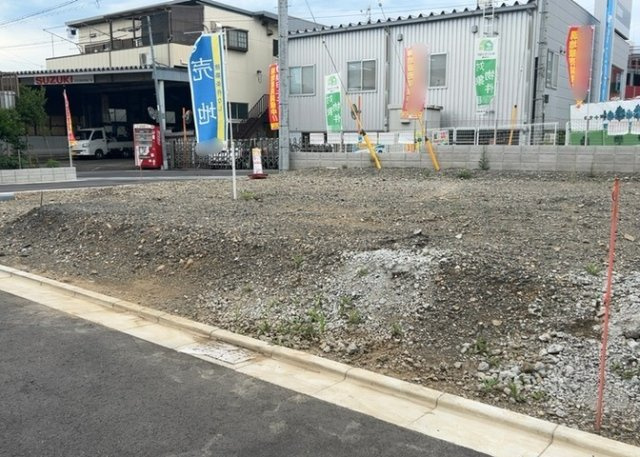 土地の前の道路に消火栓が設置されていることがあります。この場合、道路交通法第45条第1項により、駐車禁止の場所が指定されています。そのため、車庫などの駐車スペースをつくることができない場合があります。