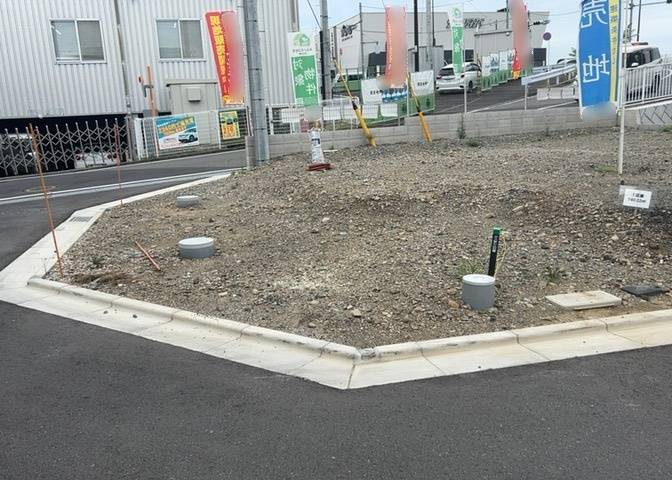 現地に行くなら、物件の周囲の地形がどうなっているかを見ることも大切です。周辺より低くなっている土地では、大雨などで水が集まりやすいため、地盤が弱くなっているということも考えられるため、注意が必要です。