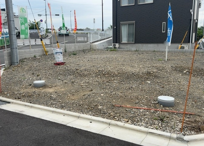土地購入を検討されている場合、境界杭がない状態で購入してしまうと境界確定測量をする必要があり、費用がかかります。購入の前に、売主、隣土地所有者立ち合いのもと境界を確定し境界杭を設置するのがベストです。