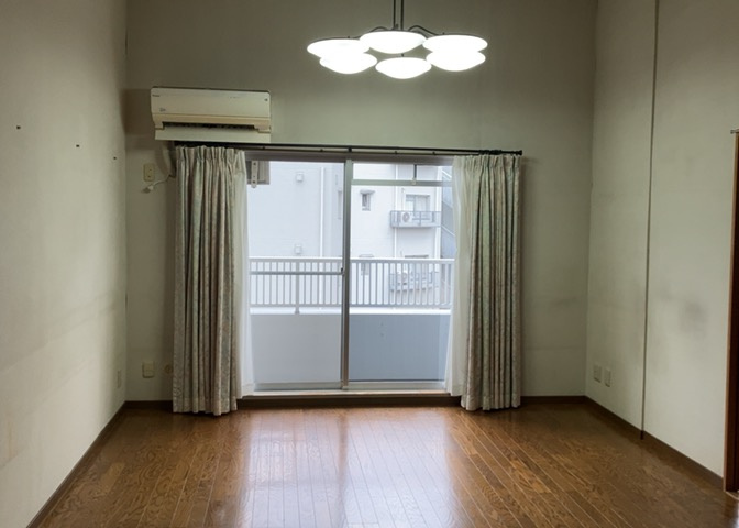 直線タイプはLとDKを一直線に並べた形で対面キッチンのタイプです。一般的なのでよく見かけるかもしれません。直線タイプに似た直接アイランドタイプは、キッチンとダイニングの間に壁がない分広く感じられます。