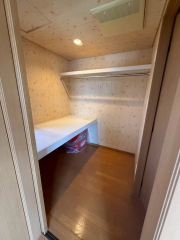 季節物の衣類や大きな荷物もまとめて収納OK