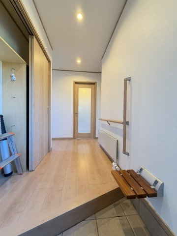手すりや椅子スペースもある為、