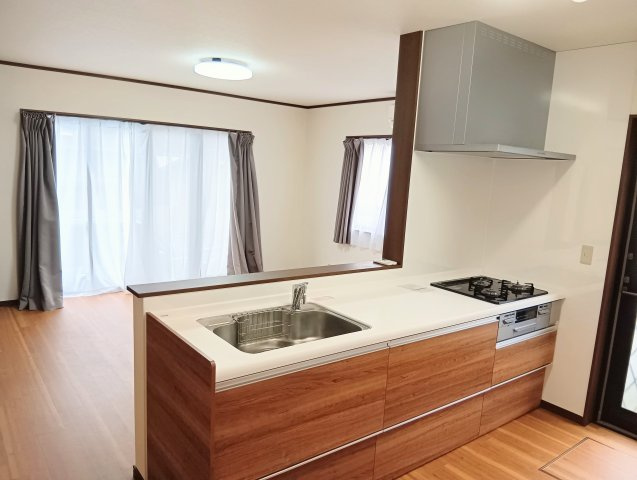 木目調のキッチンが温かみを演出し毎日の食事づくりも楽しくなります。家族の笑顔が集まる心地よい空間です