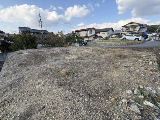 高台に広がる開放的な約60坪の土地。周囲には整った住宅が並び、落ち着いた住環境が魅力です。日当たりも良く、風通しの良さも感じられる立地で、自然に囲まれた穏やかな住環境です。