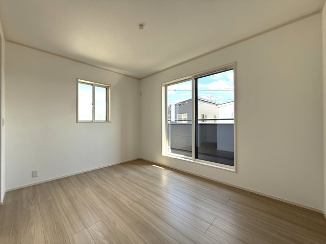 1号棟　洋室6.5帖　バルコニーにつながっているので、主寝室からも子供部屋からもお洗濯物や布団が干せます！