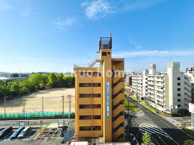 手を伸ばせば、ふれることが出来そうな環境が、そのままインテリアになったような印象です。その豊かな眺望にふさわしい空間には、通風・採光にも優れ、心地よい光と風があふれています