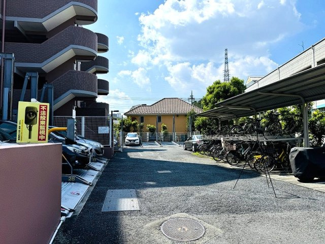 ～屋根付き駐輪スペース有り～