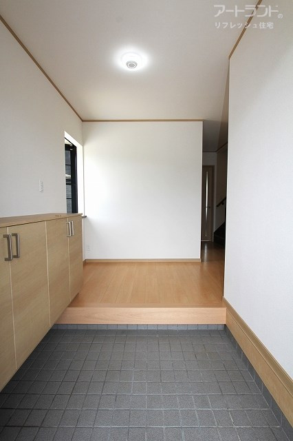 出窓付きの明るい玄関。シューズボックス付き。