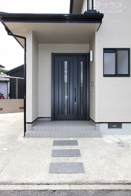 玄関アプローチ。玄関ドア新調。