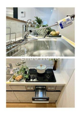 【キッチン水栓】キッチン水栓はシャワーヘッドが伸びますのでシンクの隅々まで届きます。【三ツ口コンロ】奥様に好評な三ツ口コンロと魚焼きグリルです。