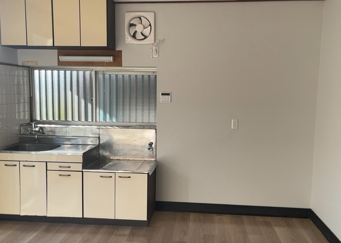 ダイニングとキッチンの間を扉や壁などで仕切らず、一体化させた間取りです。キッチンカウンターがついている物件ならば、食事をキッチンカウンターで取ることで、ダイニングスペースをリビングとして使用できます。