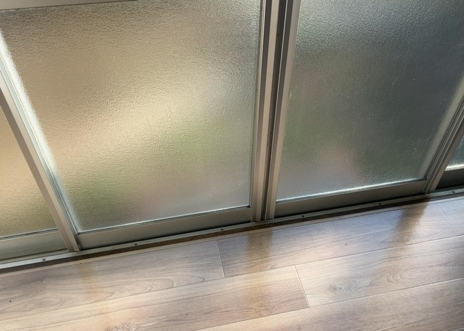 サッシは、ガラス窓に使用される金属製の窓枠です。一般的に住宅建築では、金属製建具工事の段階でガラス類・玄関などと同時に設置されます。種類や構造により断熱性能や遮音性能が異なるので現地でご確認ください。