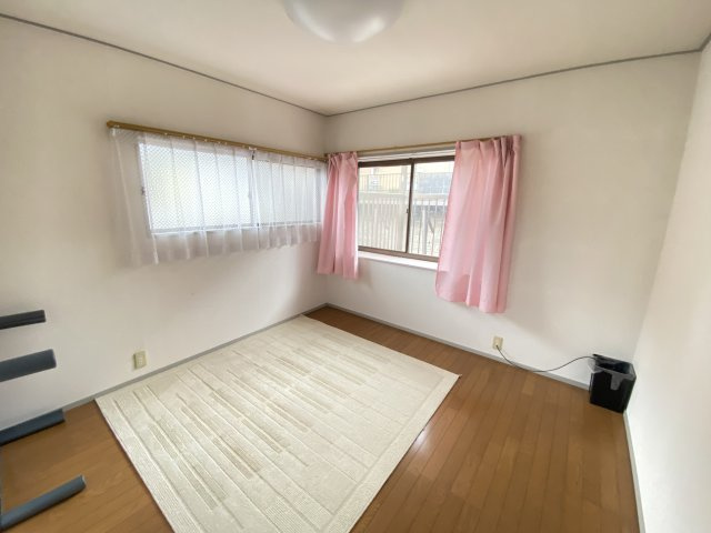 シンプルで落ち着いた内装の洋室。南東向きの二面採光で、日中は明るい自然光が差し込み、心地よい空間が広がります。コンパクトながら収納力もあり、書斎や趣味部屋、お子さまの個室にもぴったり。